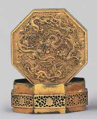 乾隆 鎏金铜海水龙纹镂空花卉纹八方砚盒